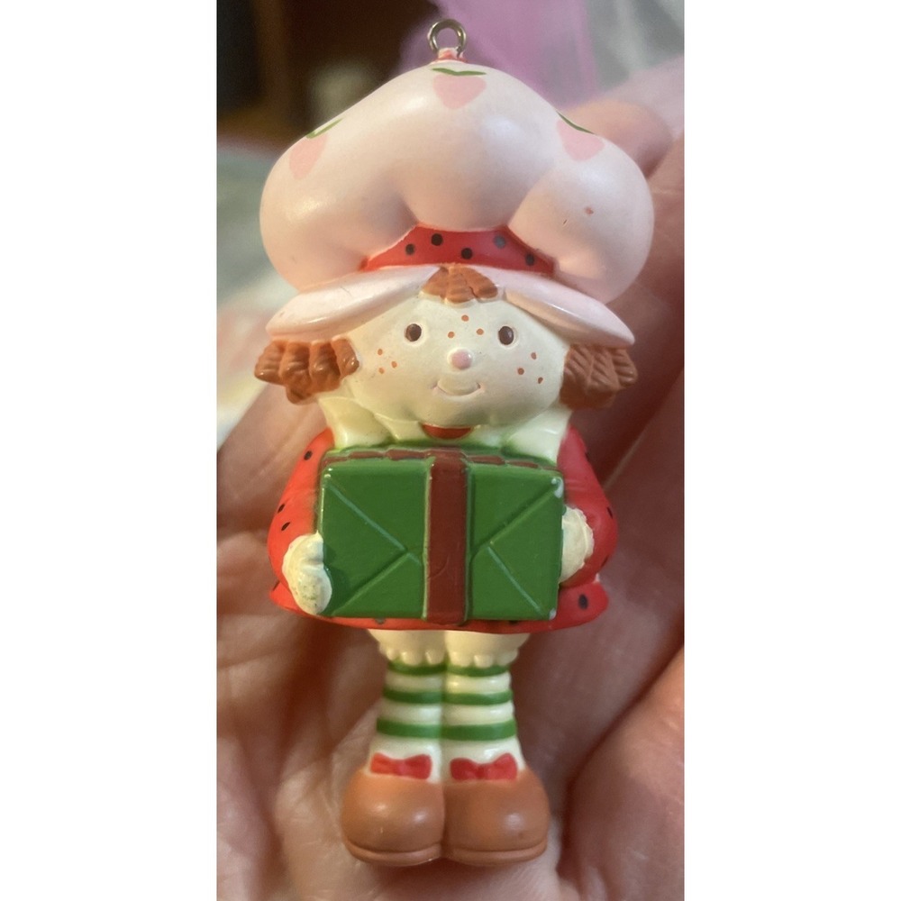 VTG 1983 Strawberry Shortcake with Green Wrapped Present Christmas Ornament AGC